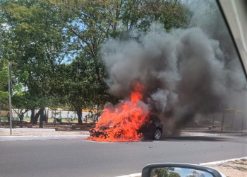 Carro pega fogo e fica destruído em frente ao cemitério São José em Teresina